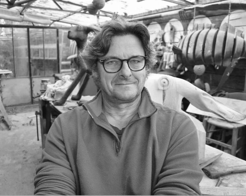 Sculpture d’animaux en pierre stylisée, formes épurées, art contemporain français